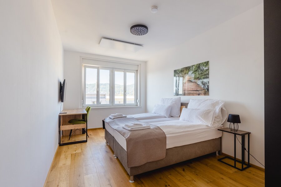 Das komfortable Boxspringbett kann auch mühelos als Einzelbett genutzt werden