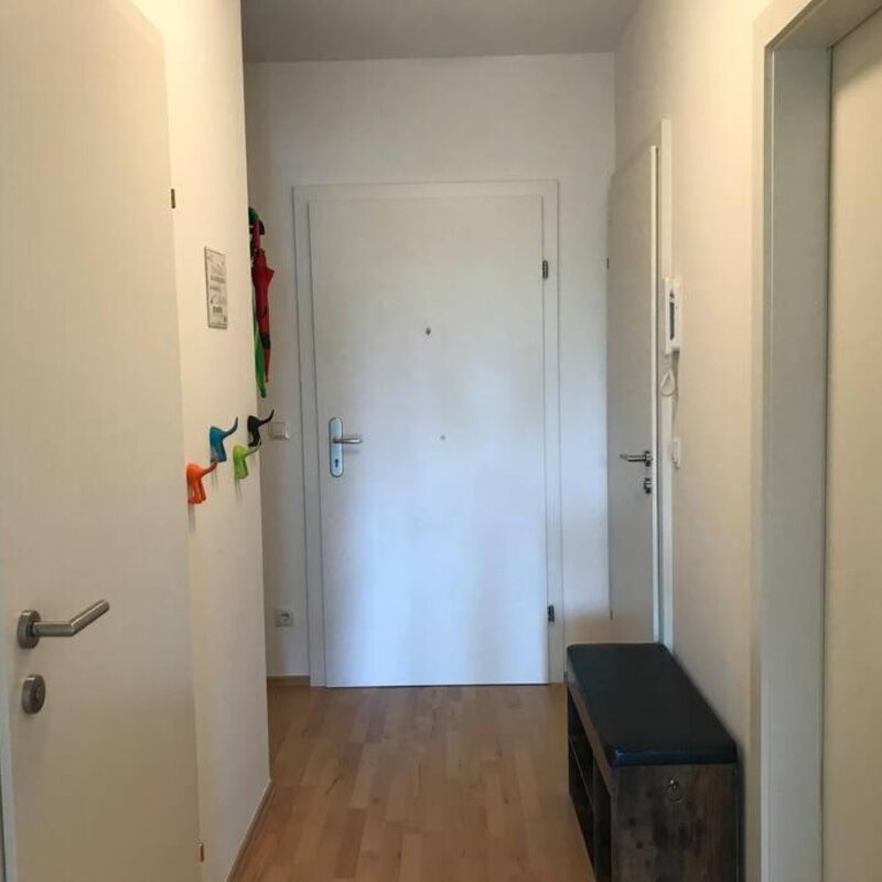 Großzügiger Garderobenbereich mit gemütlicher Sitzbank