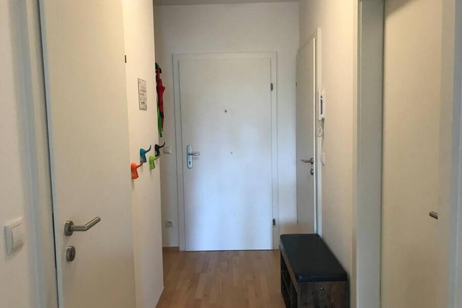 Großzügiger Garderobenbereich mit gemütlicher Sitzbank