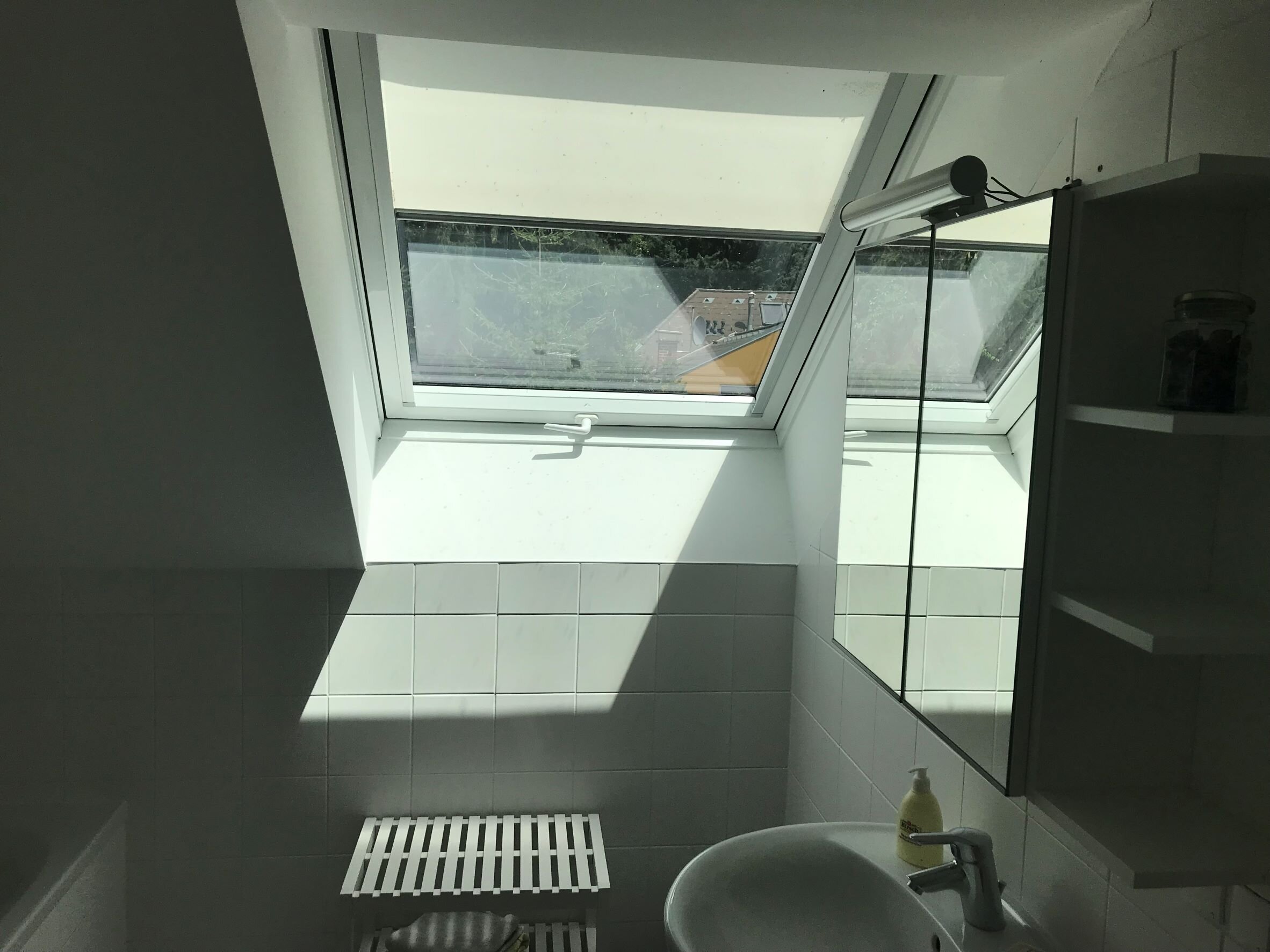 Helles großes Badezimmer mit Badewanne