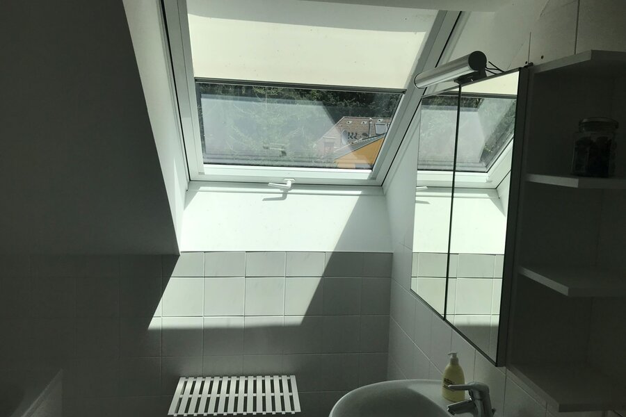 Helles großes Badezimmer mit Badewanne