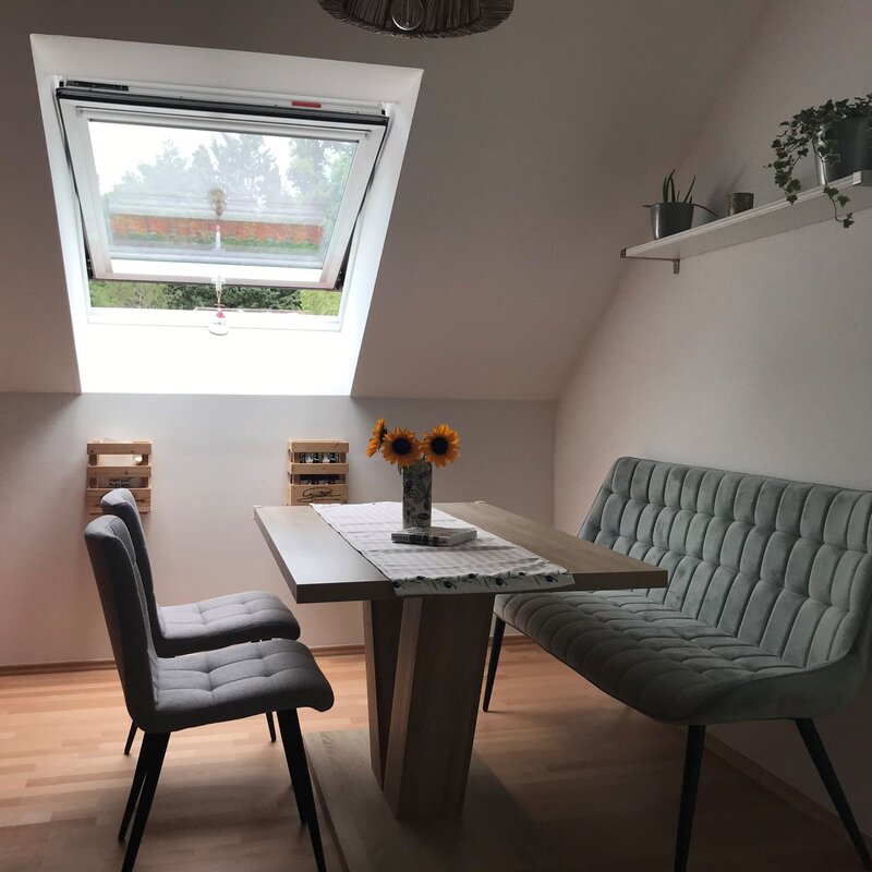 Gemütlicher Essbereich mit bequemen Sitzmöbeln