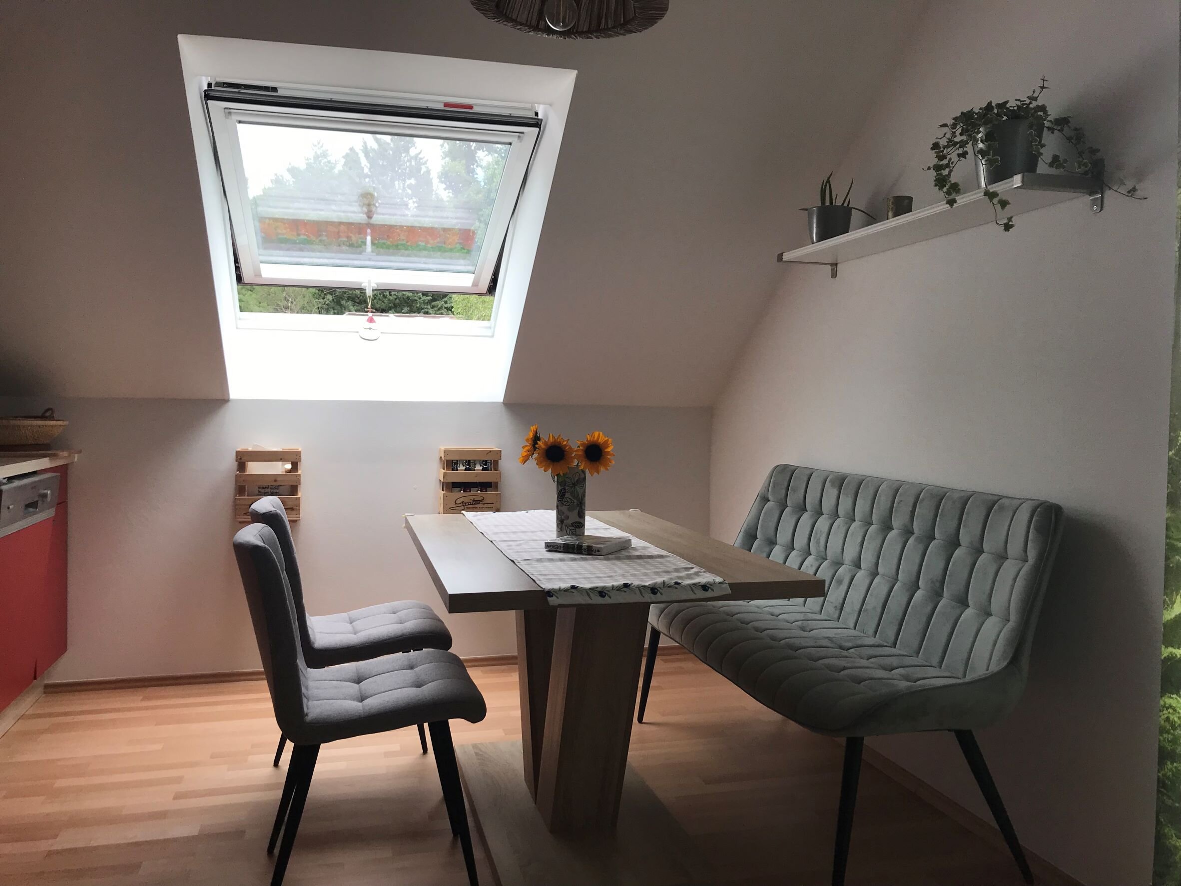 Gemütlicher Essbereich mit bequemen Sitzmöbeln