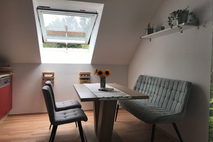 Gemütlicher Essbereich mit bequemen Sitzmöbeln