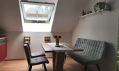 Gemütlicher Essbereich mit bequemen Sitzmöbeln