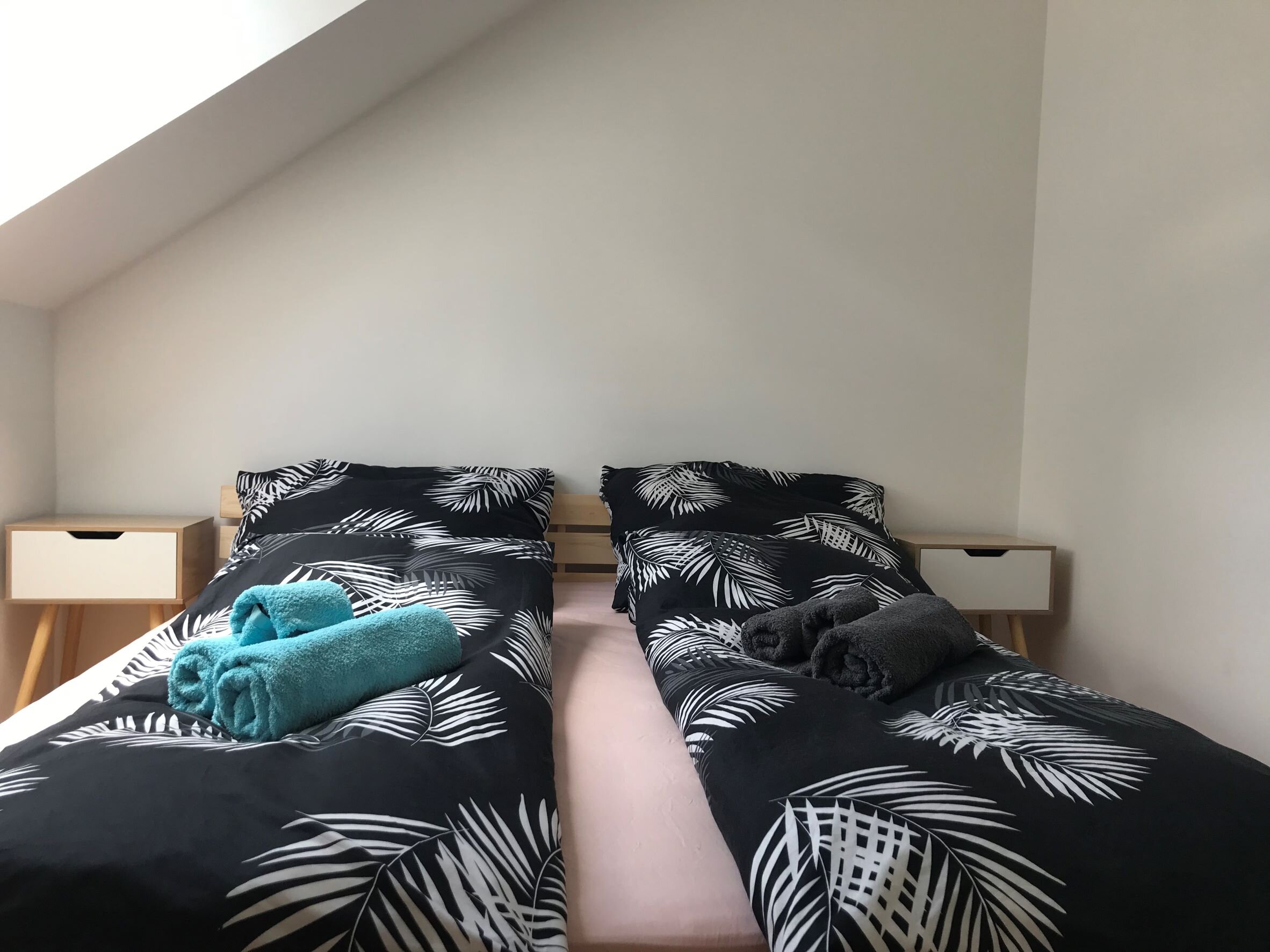 Gemütliches Schlafzimmer mit King Size Doppelbett und durchgehender Matratze und hochwertigen Bettutensilien