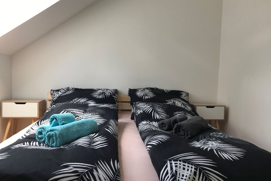 Gemütliches Schlafzimmer mit King Size Doppelbett und durchgehender Matratze und hochwertigen Bettutensilien