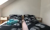 Gemütliches Schlafzimmer mit King Size Doppelbett und durchgehender Matratze und hochwertigen Bettutensilien