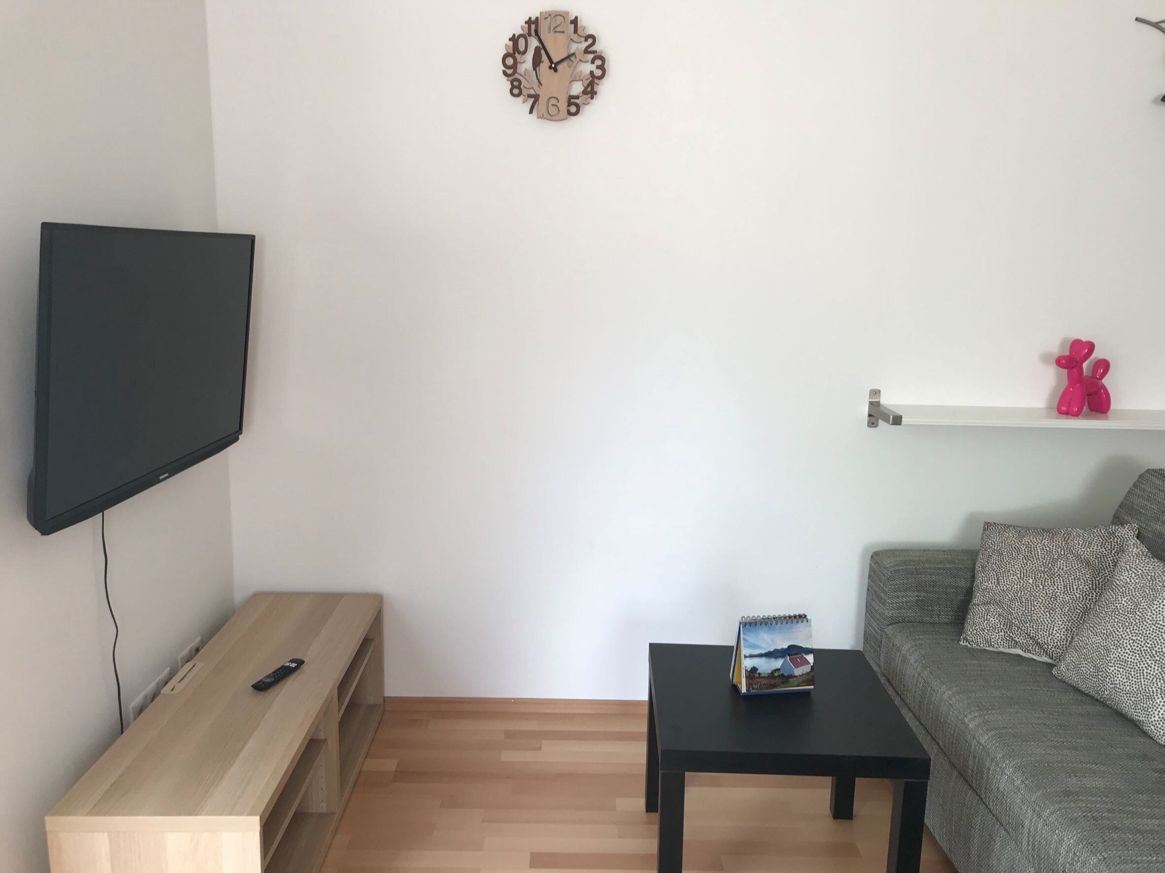 Wohnzimmer mit gemütlicher Couch und Smart Internet TV