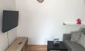 Wohnzimmer mit gemütlicher Couch und Smart Internet TV