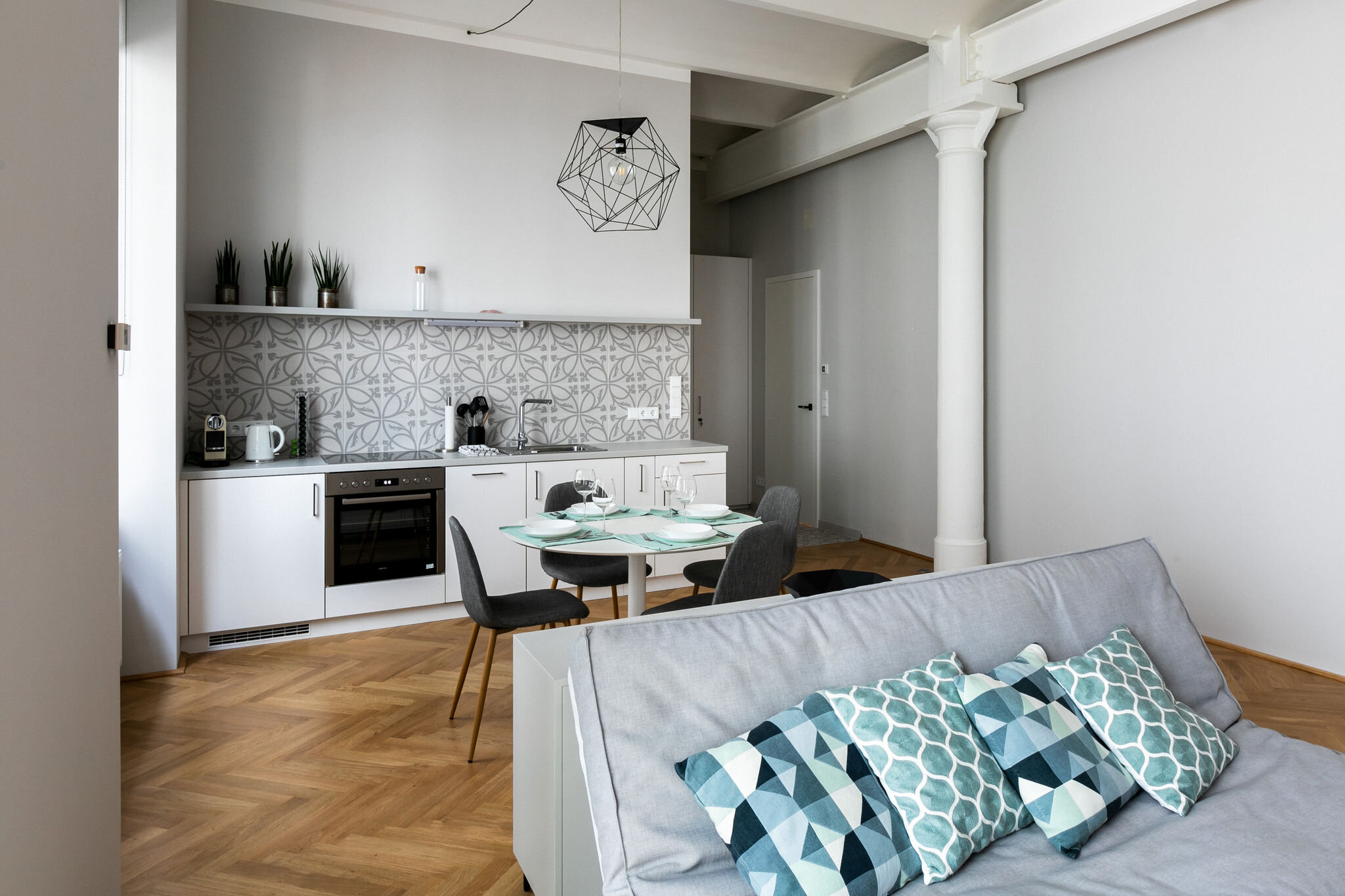  großzügig eingerichtete Wohnung mit Terrasse