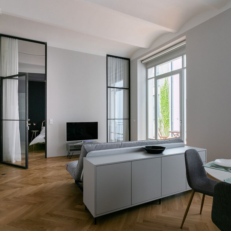 Schlafzimmer mit Stahl-Glas-Elementen abgetrennt