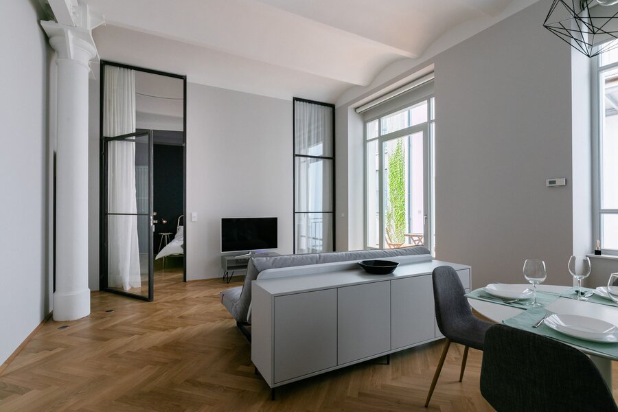 Schlafzimmer mit Stahl-Glas-Elementen abgetrennt