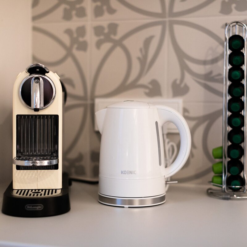 Küchengeräte wie Nespresso-Kaffeemaschine und Wasserocher vorhanden