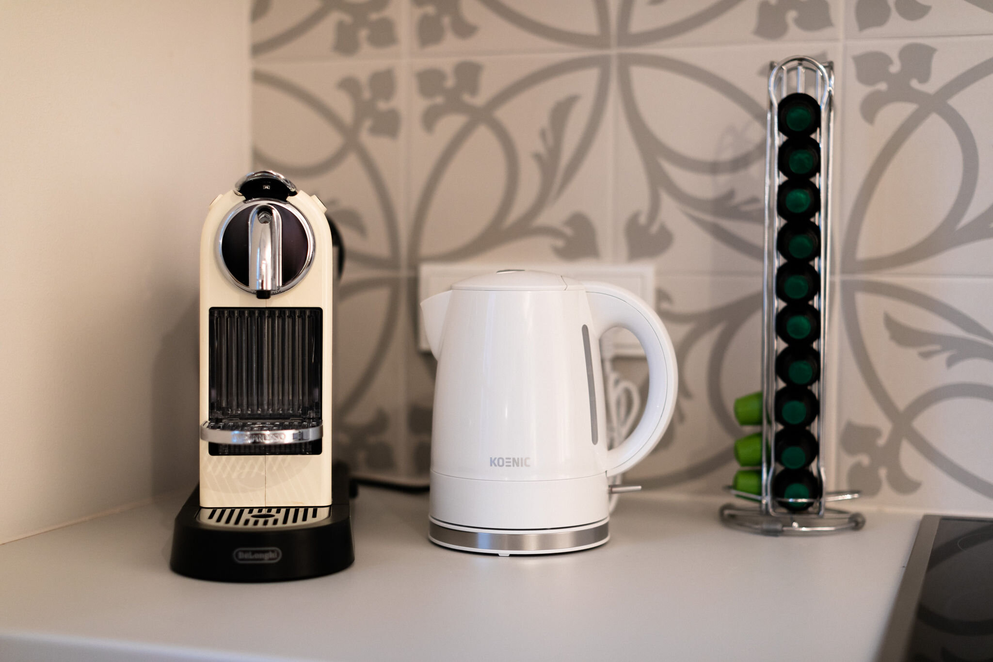 Küchengeräte wie Nespresso-Kaffeemaschine und Wasserocher vorhanden