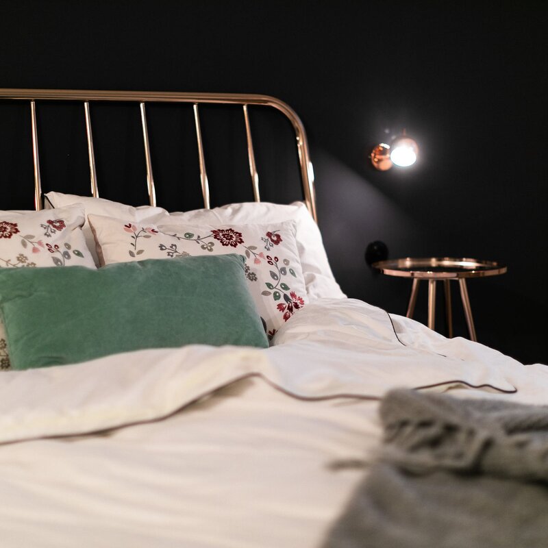 Metallbett und Nachttisch aus Kupfer