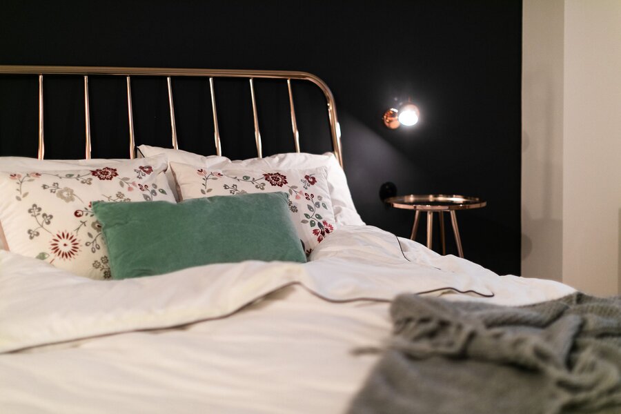 Metallbett und Nachttisch aus Kupfer