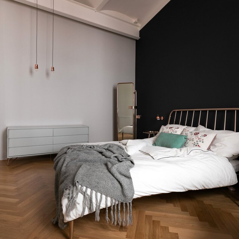 großzügig eingerichtet mit Loungesessel, Kleiderständer mit Spiegel und Kommode (zusätzliche Schränke im Eingangsbereich)