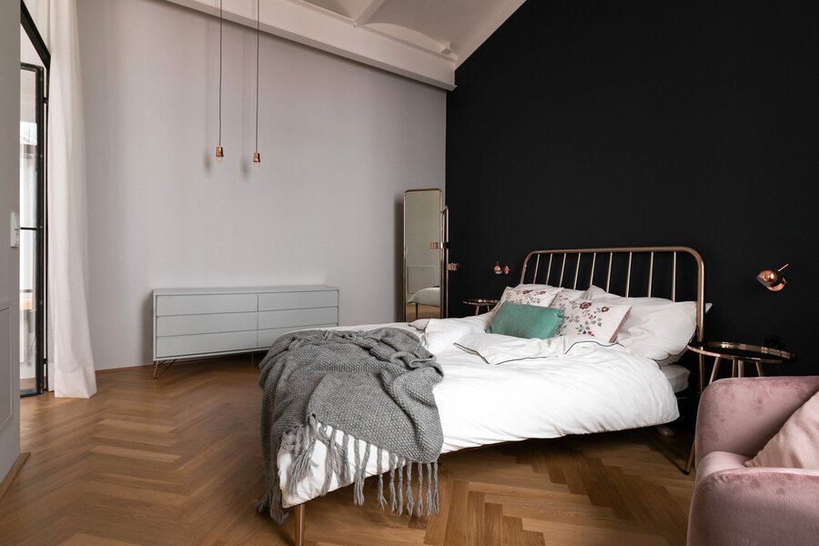 großzügig eingerichtet mit Loungesessel, Kleiderständer mit Spiegel und Kommode (zusätzliche Schränke im Eingangsbereich)