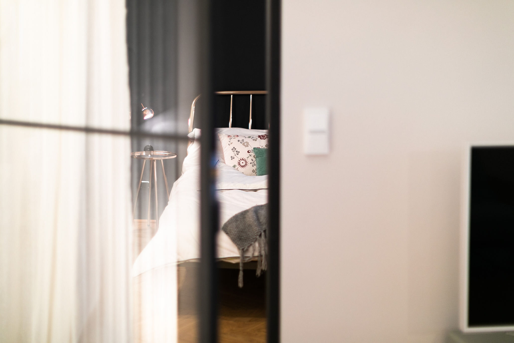 das Schlafzimmer betritt man durch eine Stahl-Glas-Tür