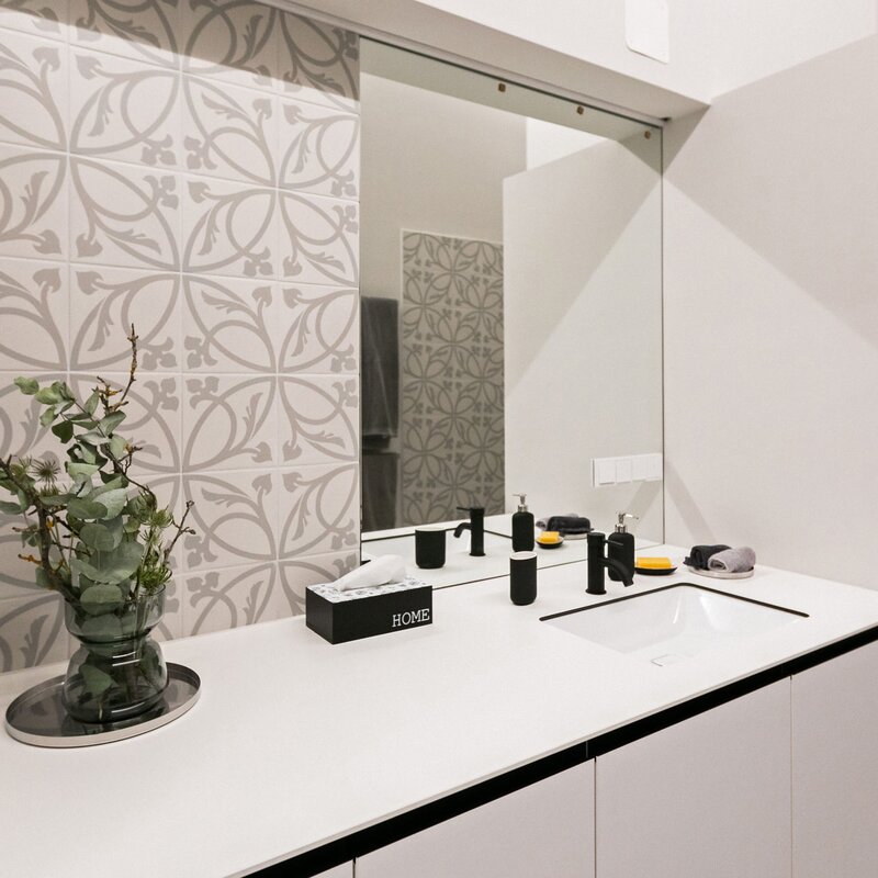 das Badezimmer ist schlicht gehalten 