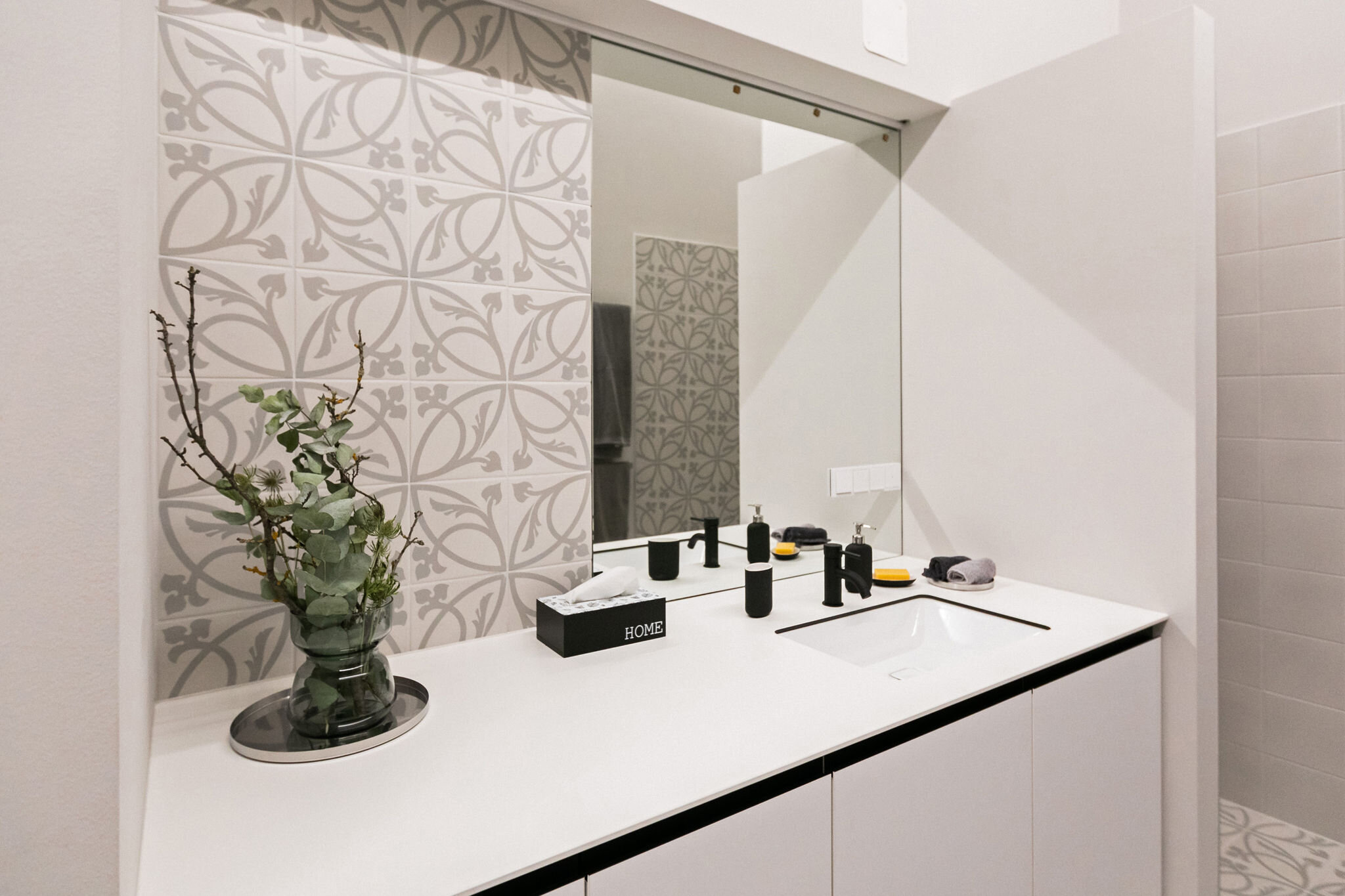 das Badezimmer ist schlicht gehalten 