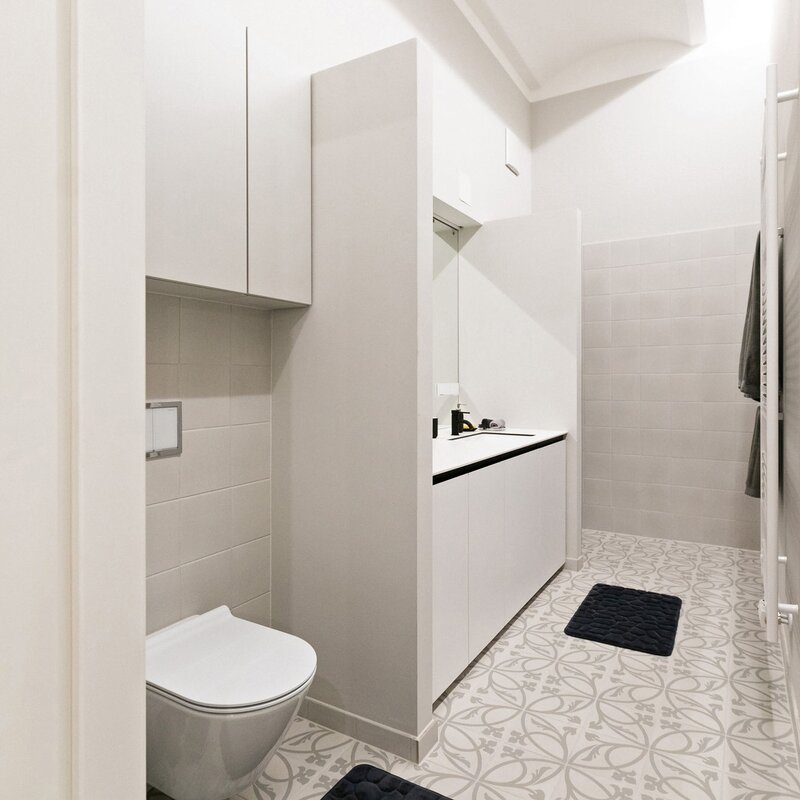 im Unterschrank ist eine Waschmaschine