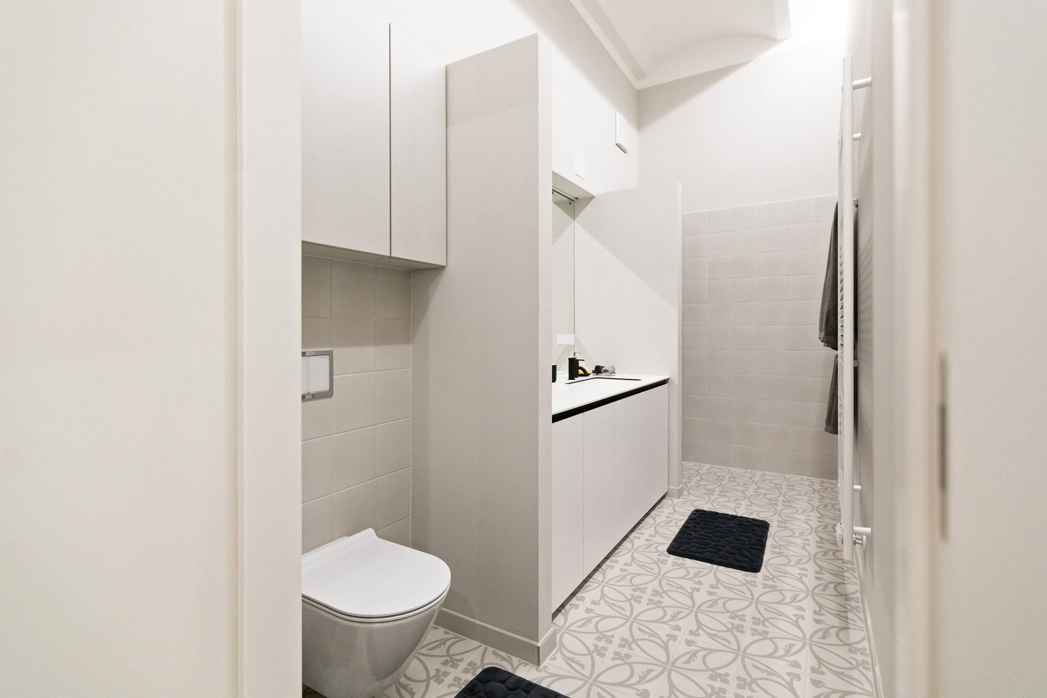 im Unterschrank ist eine Waschmaschine