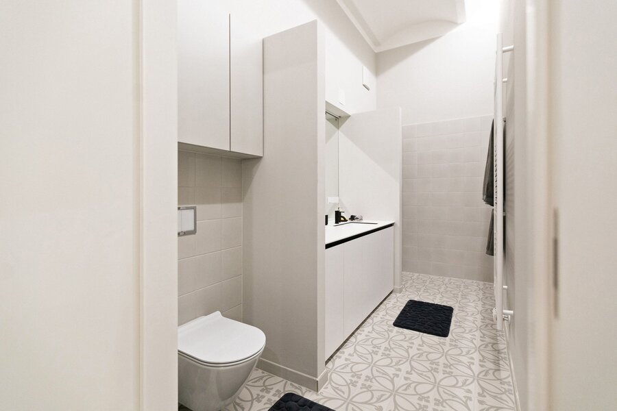 im Unterschrank ist eine Waschmaschine