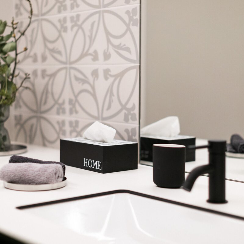 das Badezimmer ist mit allen notwendigen Utensilien ausgestattet