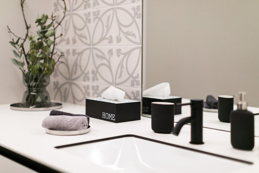 das Badezimmer ist mit allen notwendigen Utensilien ausgestattet