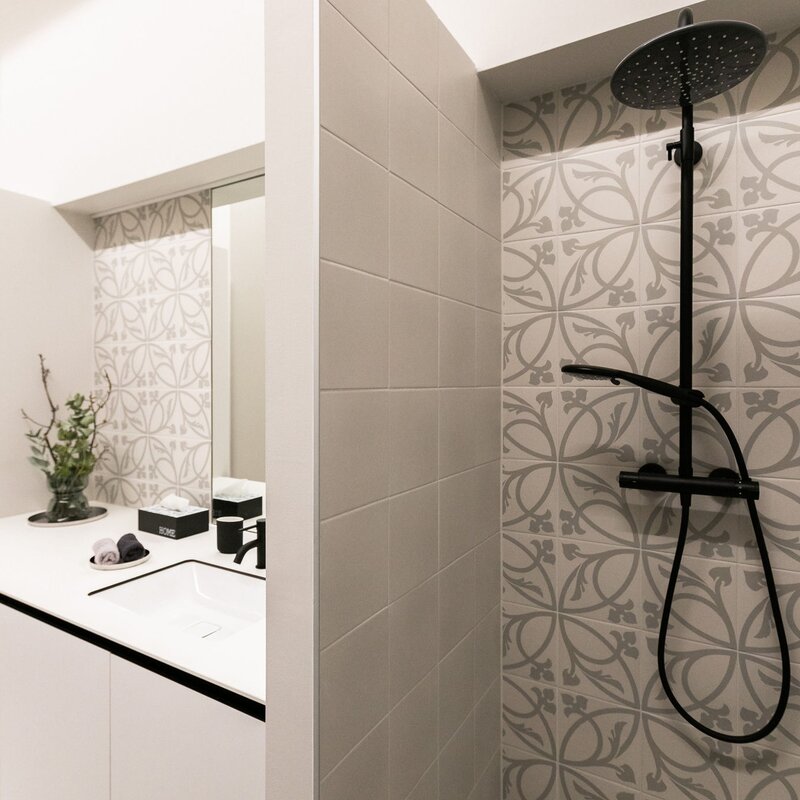 das Badezimmer ist mit einer Dusche ausgestattet