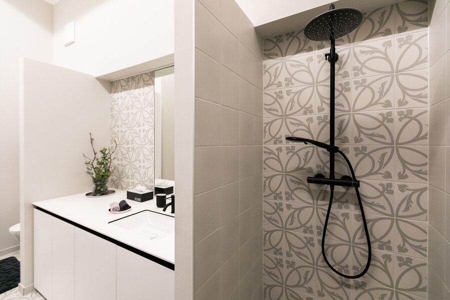 das Badezimmer ist mit einer Dusche ausgestattet