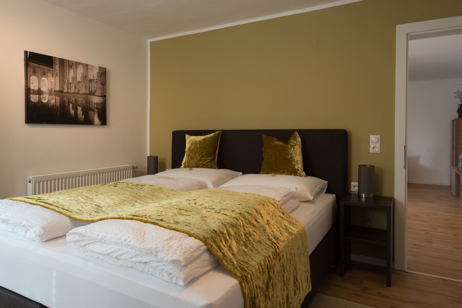 Das grüne Schlazfimmer südseitig hat einen direkten Zugang auf die Terasse