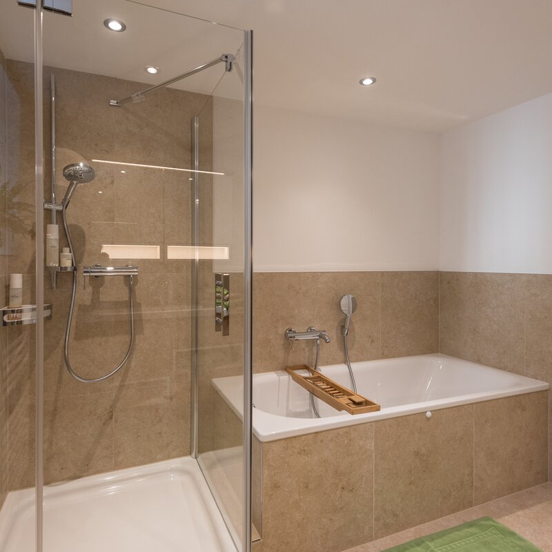 Dusche und Badewanne