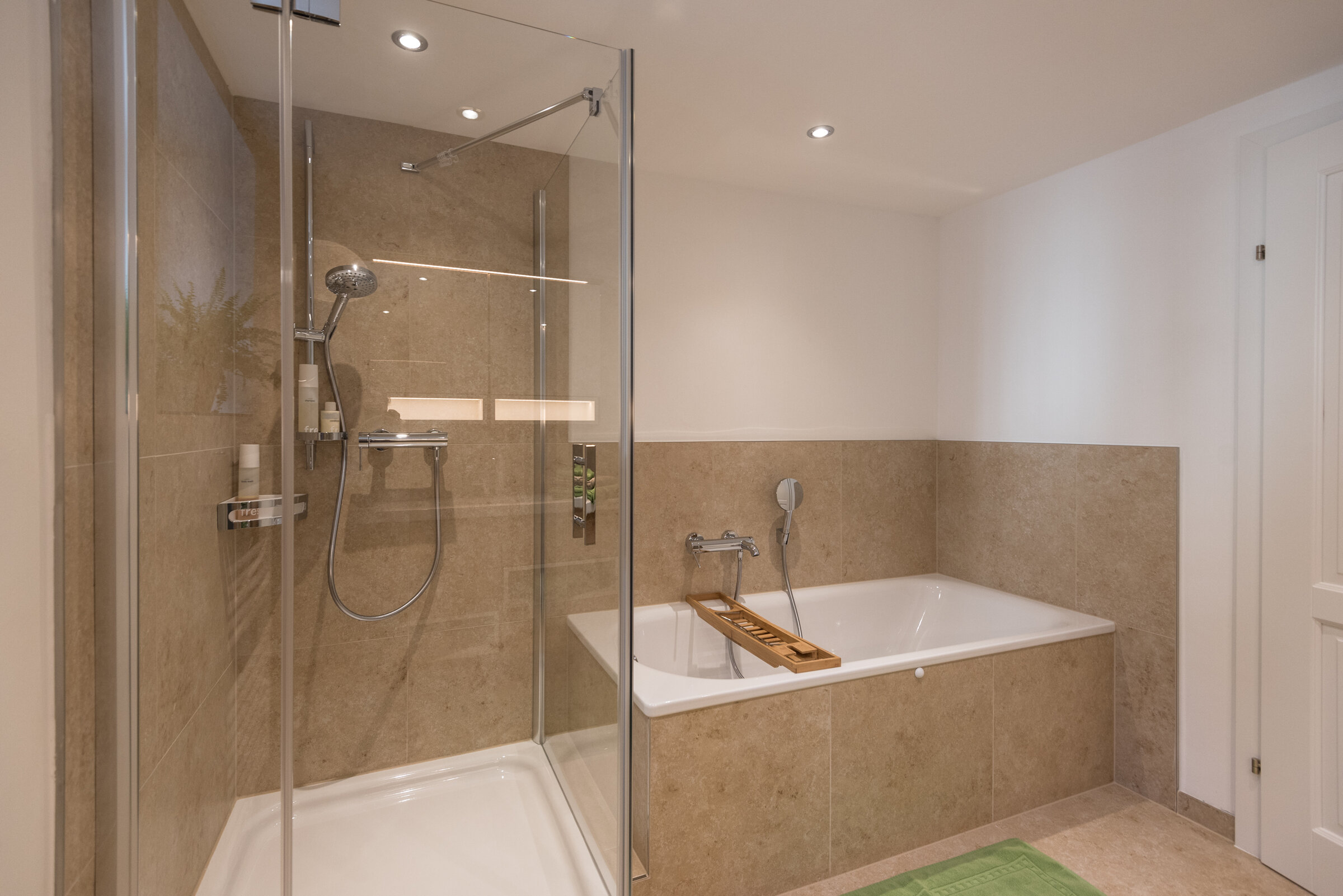 Dusche und Badewanne