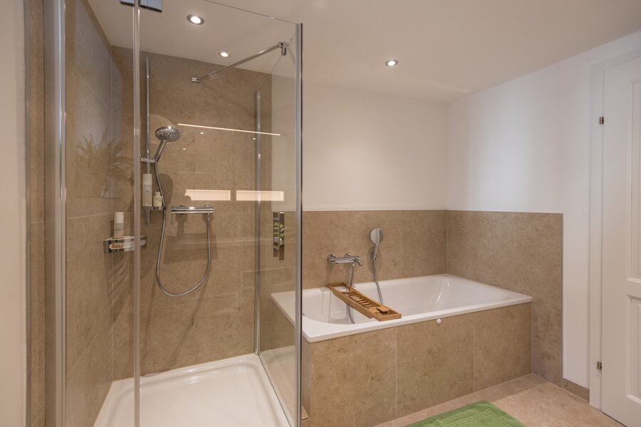 Dusche und Badewanne
