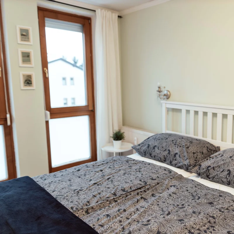 kuscheliges, helles und ruhiges Schlafzimmer