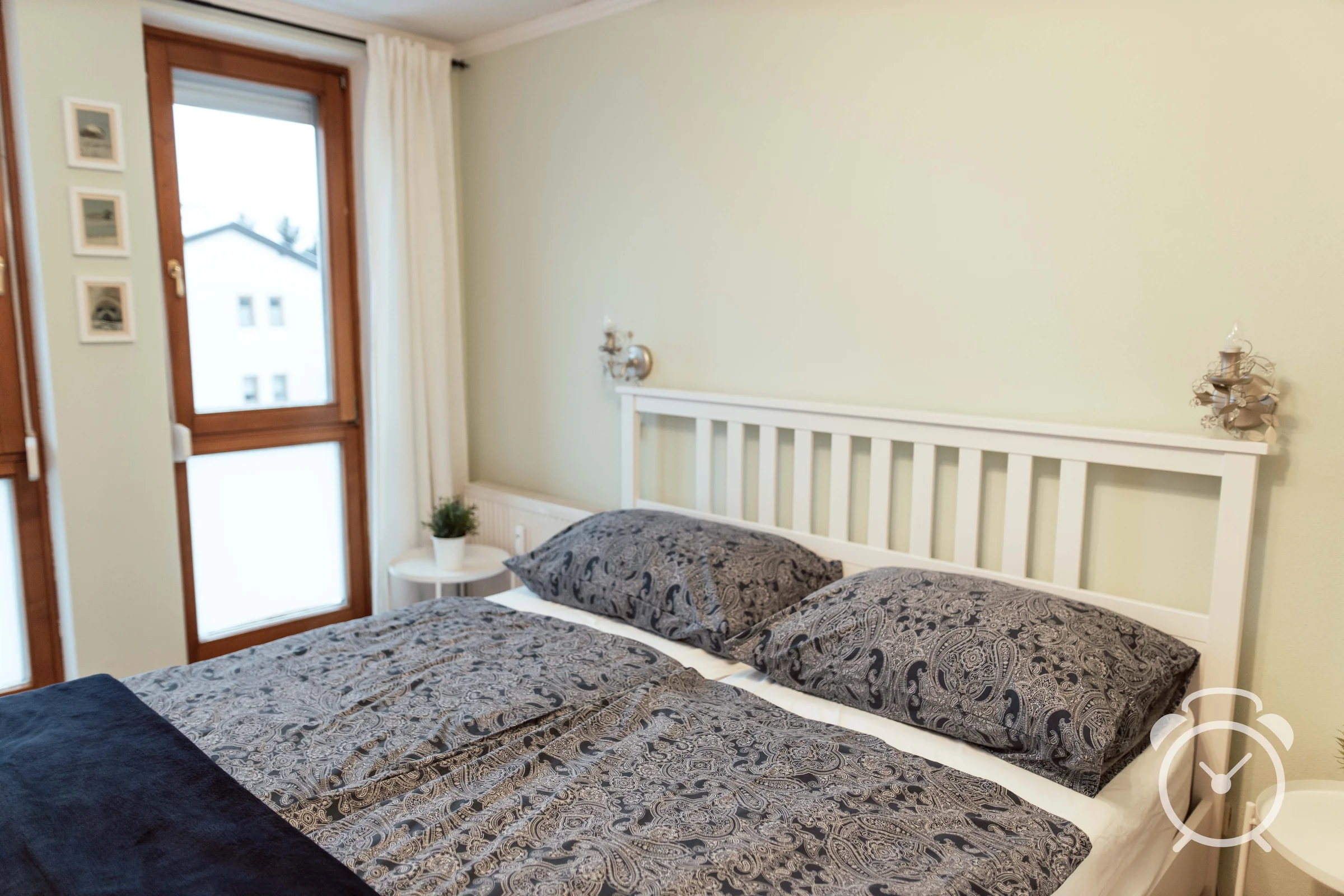 kuscheliges, helles und ruhiges Schlafzimmer