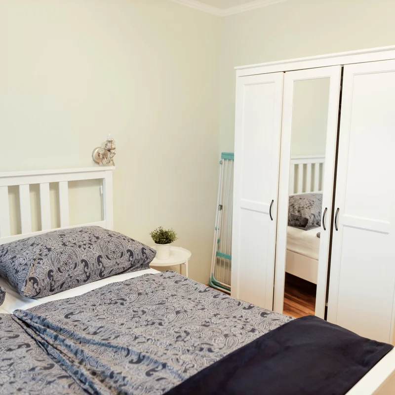 kuscheliges, helles und ruhiges Schlafzimmer