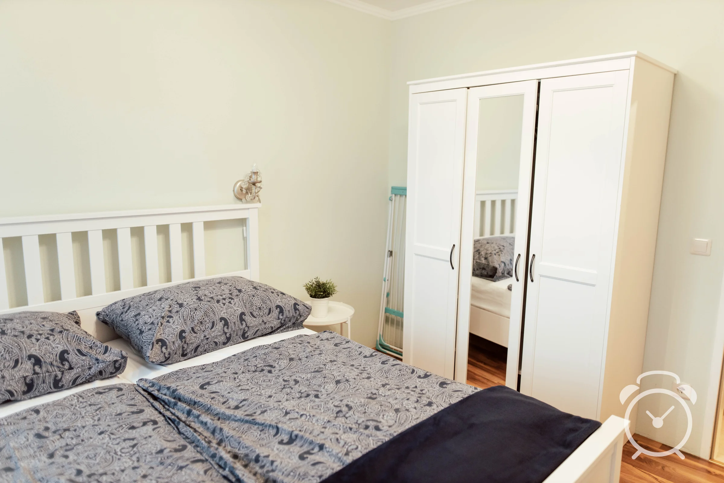 kuscheliges, helles und ruhiges Schlafzimmer