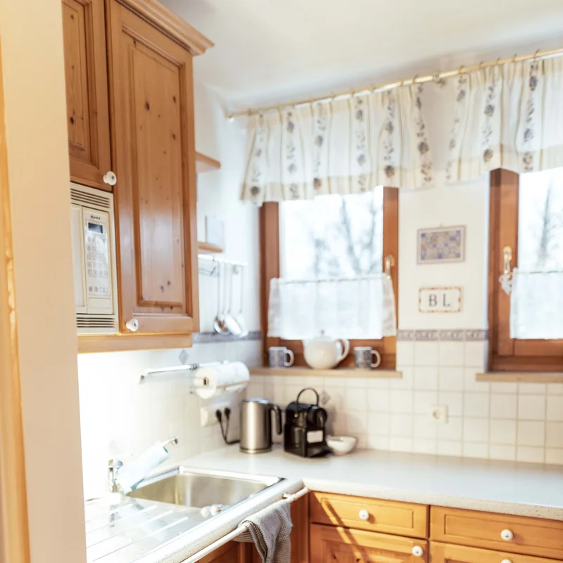 Helle Küche mit allen Geräten