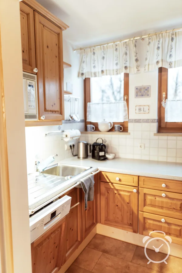 Helle Küche mit allen Geräten