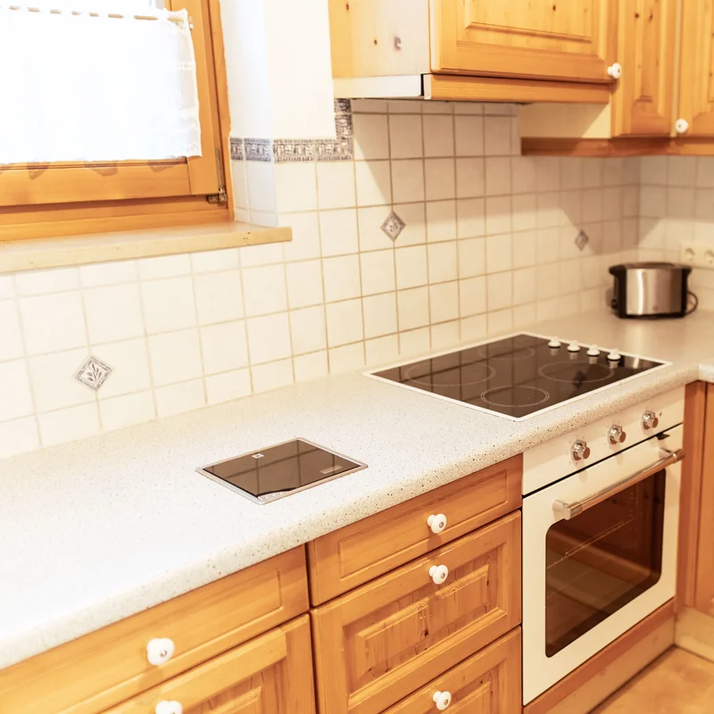 Helle Küche mit allen Geräten