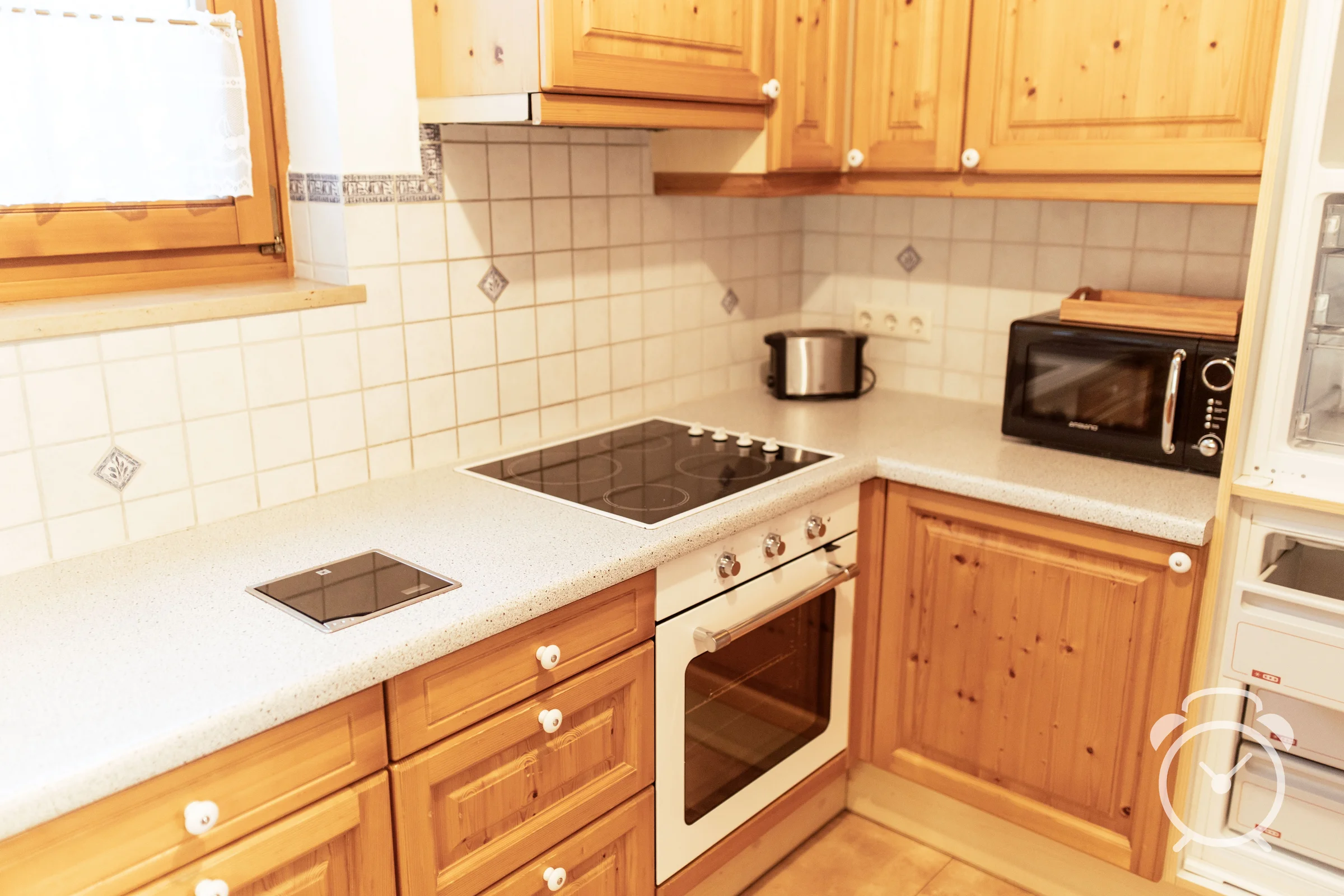 Helle Küche mit allen Geräten