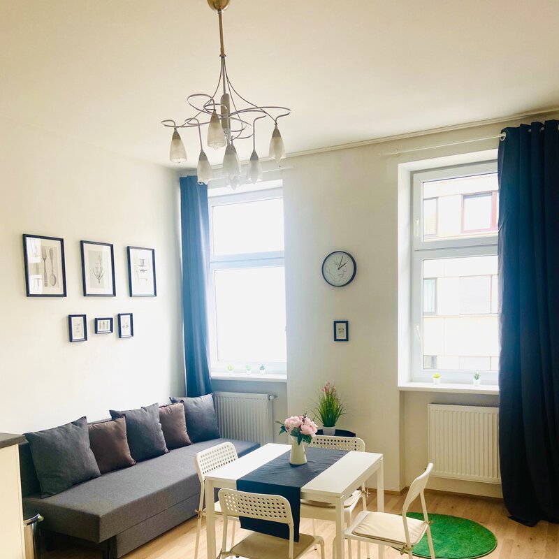 Bright living area with sofa & dining table – 2-room apartment, short-term rental & temporary housing 1 to 6 months, Vienna