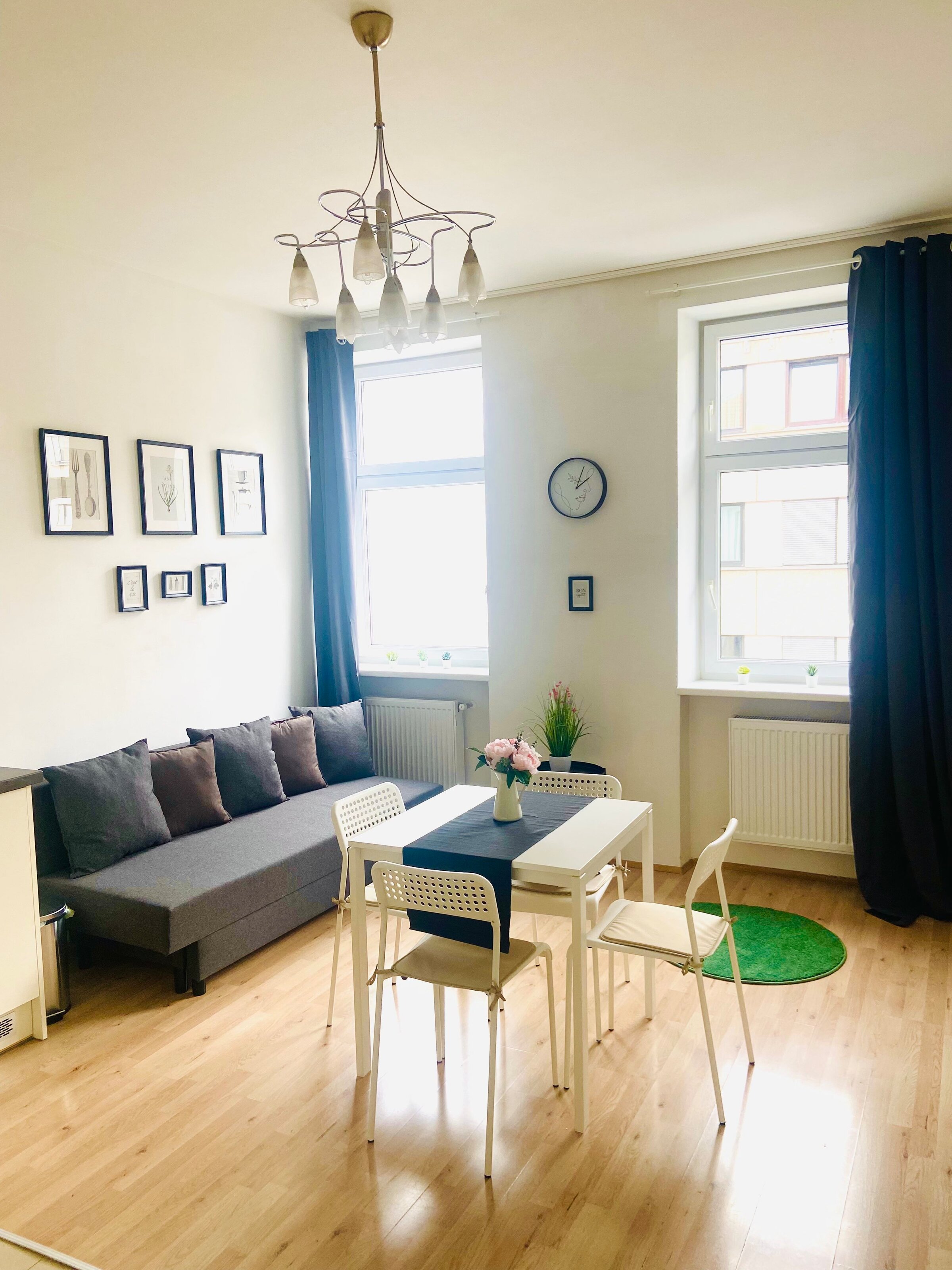 Bright living area with sofa & dining table – 2-room apartment, short-term rental & temporary housing 1 to 6 months, Vienna