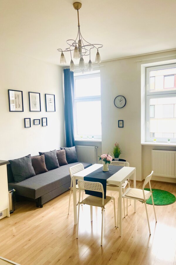 Bright living area with sofa & dining table – 2-room apartment, short-term rental & temporary housing 1 to 6 months, Vienna