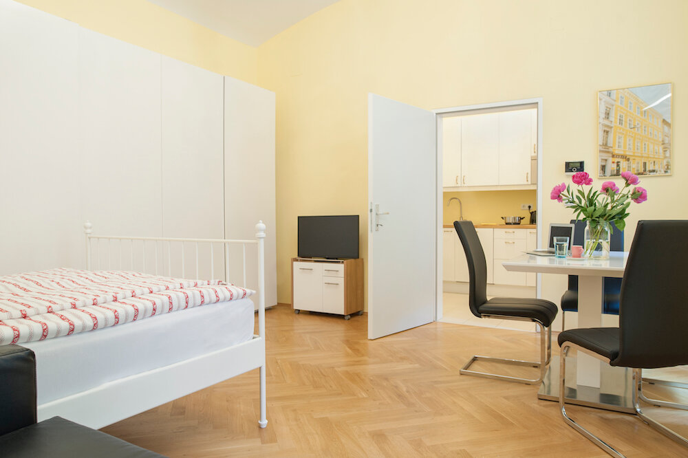 Bright 1-room apartment with kitchenette & dining area – short-term rental Vienna, temporary housing for 1 to 6 months