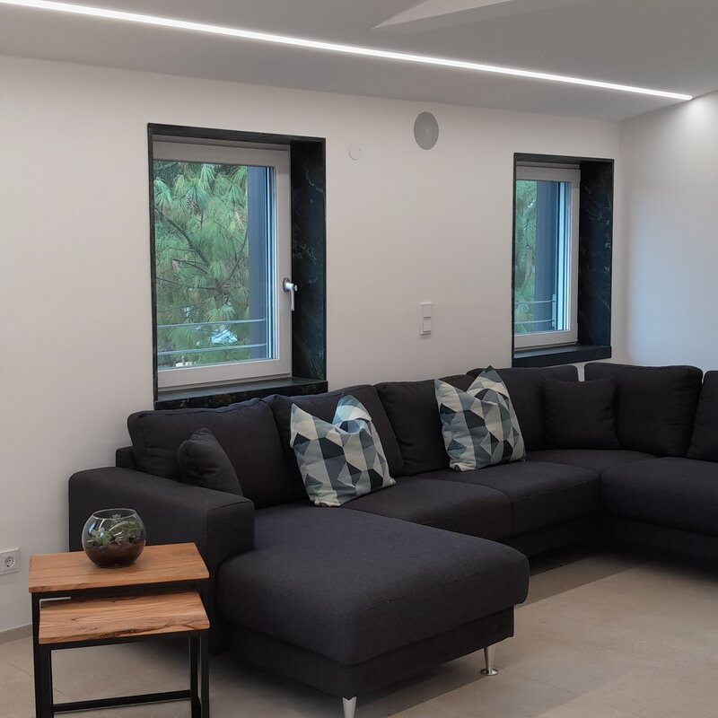 Bright living room with corner sofa – 3-room apartment for short-term rental & temporary housing for 1 to 6 months in Salzburg